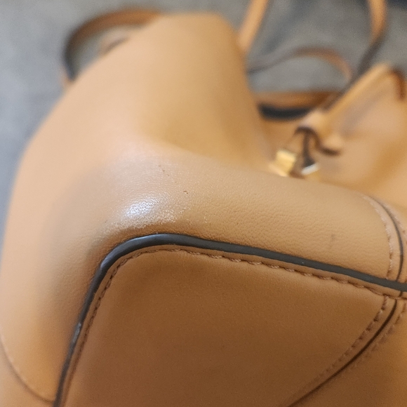 Tory Burch Block T Bucket Bag Tan Leather - Picture 7 of 11